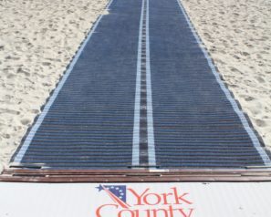 MobiMat on the beach reading